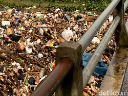 Tumpukan Sampah dan Bau Menyengat di Pintu Air Sungai Cikeruh