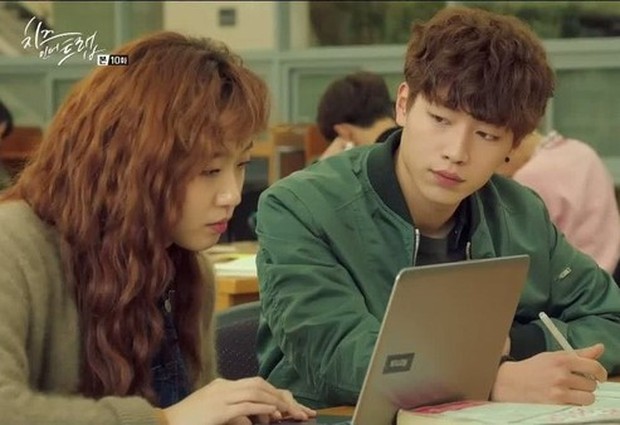 Seo Kang Joon memiliki selisih usia 2 tahun dengan Kim Go Eun.