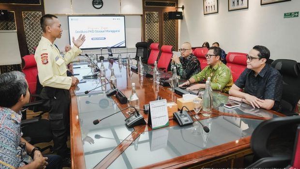 Seorang petugas keamanan dalam (PKD) mencegah penumpang memaksa naik KRL nan sudah penuh di Stasiun Manggarai. Aksi sigap PKD tersebut diapresiasi KAI. (dok istimewa)