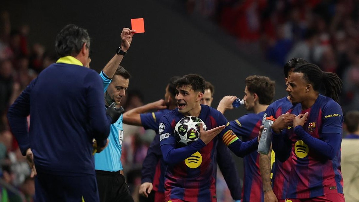 Wasit Clement Turpin mengartu merah bek tengah Barcelona Eric Garcia. (Foto: REUTERS/Gonzalo Fuentes)