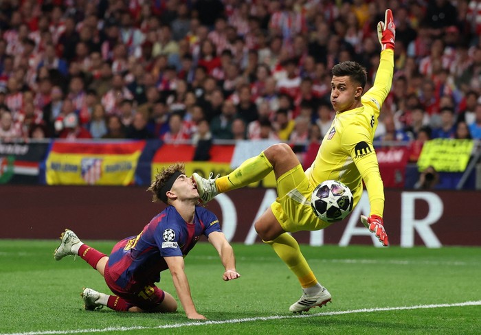 Insiden yang melibatkan kiper Juan Musso (Atletico Madrid) ketika mencoba menghentikan tandukan Fermin Lopez (Barcelona).