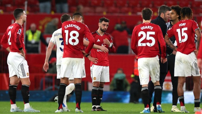 Manchester United didesak segera kembali ke jalur positif setelah dikalahkan Leeds United.