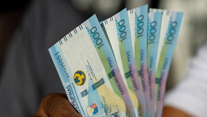 Sopir Jeepney Terima Bantuan Tunai Jeepney drivers gather to receive cash aid from the government amid rising fuel prices due to disruptions caused by the Iran war, in Manila, Philippines, April 15, 2026. REUTERS/Eloisa Lopez