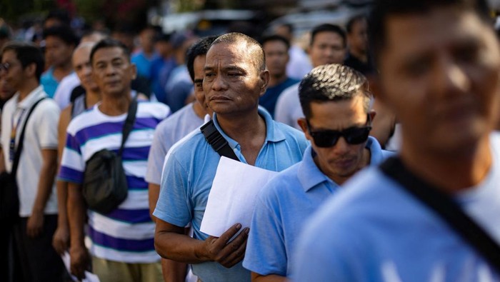 Jeepney drivers gather to receive cash aid from the government amid rising fuel prices due to disruptions caused by the Iran war, in Manila, Philippines, April 15, 2026. REUTERS/Eloisa Lopez