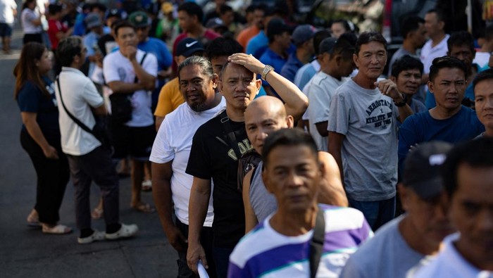 Sopir Jeepney Terima Bantuan Tunai Jeepney drivers gather to receive cash aid from the government amid rising fuel prices due to disruptions caused by the Iran war, in Manila, Philippines, April 15, 2026. REUTERS/Eloisa Lopez