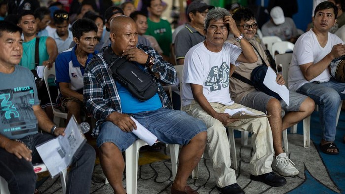 Sopir Jeepney Terima Bantuan Tunai Jeepney drivers gather to receive cash aid from the government amid rising fuel prices due to disruptions caused by the Iran war, in Manila, Philippines, April 15, 2026. REUTERS/Eloisa Lopez