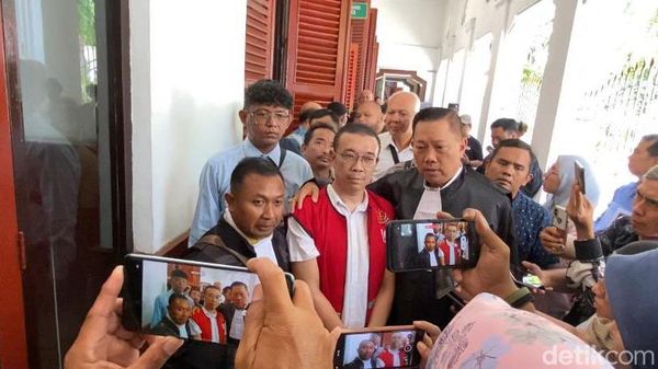 Tampang Samuel Jalani Sidang Perdana Kasus Perusakan Rumah Nenek Elina