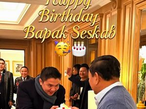 Momen Ultah Seskab Teddy, Dapat Kejutan di Pesawat hingga Kue dari Prabowo