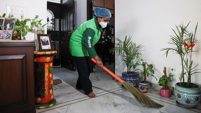 Tren ART Online, Upah Rp16 Ribu per Jam Tarik Minat Pekerja dan Konsumen A trainer with Pronto, teaches the newly joined employees about bathroom cleaning during a training session at the company's training centre in Gurugram, India, March 23, 2026. REUTERS/Bhawika Chhabra