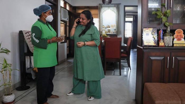 Tren ART Online, Upah Rp16 Ribu per Jam Tarik Minat Pekerja dan Konsumen A trainer with Pronto, teaches the newly joined employees about bathroom cleaning during a training session at the company's training centre in Gurugram, India, March 23, 2026. REUTERS/Bhawika Chhabra