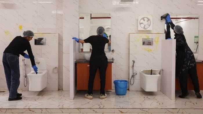 Tren ART Online, Upah Rp16 Ribu per Jam Tarik Minat Pekerja dan Konsumen A trainer with Pronto, teaches the newly joined employees about bathroom cleaning during a training session at the company's training centre in Gurugram, India, March 23, 2026. REUTERS/Bhawika Chhabra