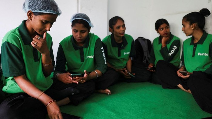 Tren ART Online, Upah Rp16 Ribu per Jam Tarik Minat Pekerja dan Konsumen A trainer with Pronto, teaches the newly joined employees about bathroom cleaning during a training session at the company's training centre in Gurugram, India, March 23, 2026. REUTERS/Bhawika Chhabra