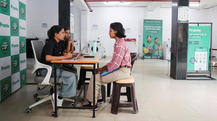 Tren ART Online, Upah Rp16 Ribu per Jam Tarik Minat Pekerja dan Konsumen A trainer with Pronto, teaches the newly joined employees about bathroom cleaning during a training session at the company's training centre in Gurugram, India, March 23, 2026. REUTERS/Bhawika Chhabra