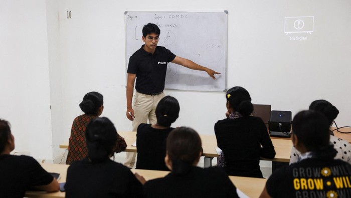 Tren ART Online, Upah Rp16 Ribu per Jam Tarik Minat Pekerja dan Konsumen A trainer with Pronto, teaches the newly joined employees about bathroom cleaning during a training session at the company's training centre in Gurugram, India, March 23, 2026. REUTERS/Bhawika Chhabra