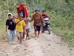 Jalan Rusak Parah, Wanita Sakit di Polman Ditandu 12 Km Menuju Puskesmas