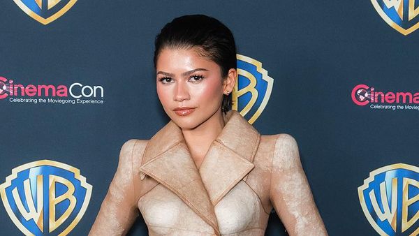 Totalitas Gaya Zendaya Promosi Dune: Part Three, Pakai Busana Berpasir
