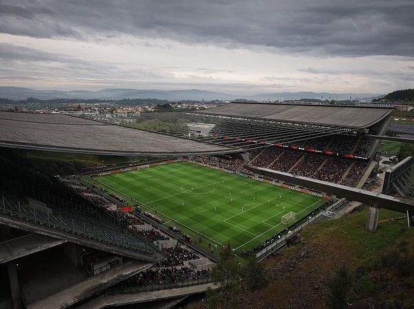 Unik Banget! Stadion Ini Setengah Gunung, Setengah Beton