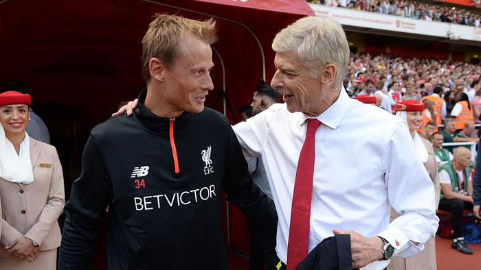 Alex Manninger (kiri) saat bertemu mantan pelatihnya di Arsenal, Arsene Wenger pada 2016 lalu.