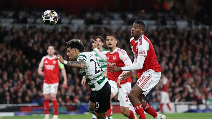LONDON, ENGLAND - APRIL 15: Maximiliano Araujo of Sporting Clube de Portugal is challenged by Cristhian Mosquera of Arsenal during the UEFA Champions League 2025/26 Quarter-Final Second Leg match between Arsenal FC and Sporting Clube de Portugal at A