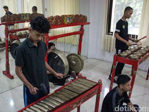 Belajar Budaya Betawi, Puluhan Siswa Ikuti Pelatihan Gambang Kromong