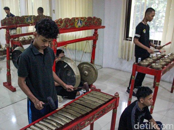 Belajar Budaya Betawi, Puluhan Siswa Ikuti Pelatihan Gambang Kromong