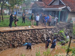 Bupati Bandung Tinjau Area Ambruk di Sungai Cibanjaran