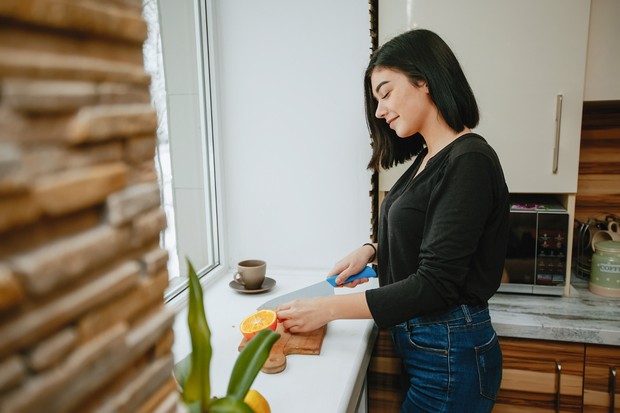 Dapur rapi menjadi cerminan kebiasaan dari kamu yang menyukai keteraturan dalam aktivitas sehari-hari. Kamu cenderung menjaga kebersihan dan kerapian dapur agar alur memasak tetap efisien. Kondisi yang tertata membantu mengurangi distraksi dan membuat pekerjaan terasa lebih ringan.