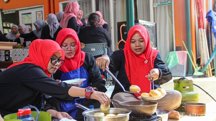 Suku Dinas Tenaga Kerja, Transmigrasi, dan Energi (Nakertransgi) Jakarta Selatan menggelar training kerja berdikari bagi penduduk Pasar Minggu melalui program pembuatan jenis kue. Kegiatan ini berjalan di RPTRA Kemuning sebagai upaya meningkatkan keahlian masyarakat di bagian kuliner.
