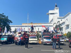 Demo Buruh di Surabaya