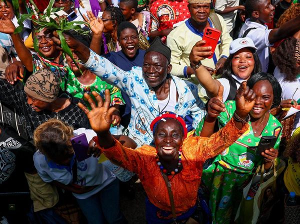 Euforia Kunjungan Paus, Jalanan Kamerun Dipenuhi Warga