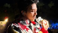 Serba Bling-bling, G-Dragon Pakai In-Ear Berhias Berlian di Coachella 2026