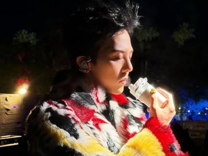 Serba Bling-bling, G-Dragon Pakai In-Ear Berhias Berlian di Coachella 2026