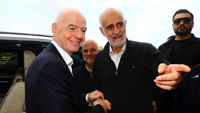 Presiden FIFA Gianni Infantino bersama Wakil Presiden Federasi Sepakbola Iran Mehdi Mohammad Nabi.