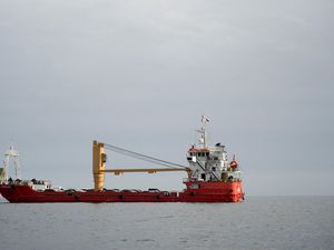 Kapal Tanker Iran Tembus Selat Hormuz di Tengah Blokade AS