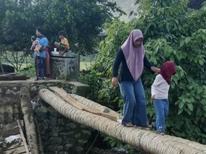 Jembatan Darurat di Lembar Ambruk, Warga Pasang Batang Kelapa-Aktivitas Lumpuh