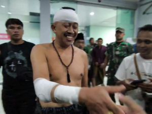 Siang Mencekam di Desa Pakel Lumajang Saat Kades Dikeroyok dan Dibacok