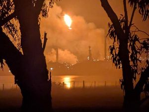 Kebakaran Besar di Kilang Minyak Australia Sempat Tak Terkendali