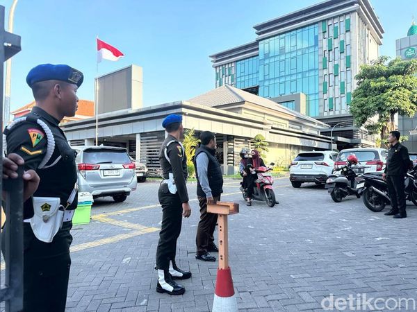 Foto: Kejati Geledah Kantor ESDM Jatim