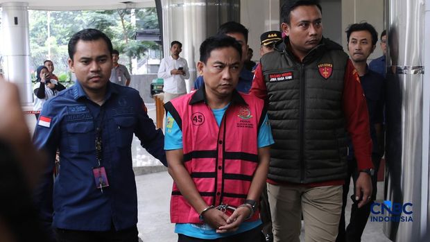 Ketua Ombudsman RI, Hery Susanto melangkah menuju mobil tahanan di gedung Kejaksaan Agung, Jakarta, Kamis (16/4/2026). (CNBC Indonesia/Faisal Rahman)