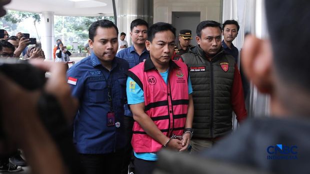 Ketua Ombudsman RI, Hery Susanto melangkah menuju mobil tahanan di gedung Kejaksaan Agung, Jakarta, Kamis (16/4/2026). (CNBC Indonesia/Faisal Rahman)