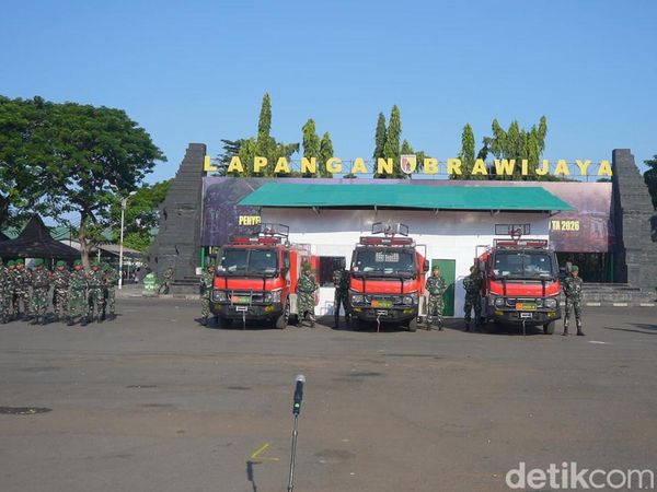 Potret Kodam V Brawijaya Terima 50 Unit Mobil Damkar dari Kemenhan