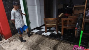 Warga Grogol Sukoharjo Sambat Susah Bersihkan Oli yang Terbawa Banjir