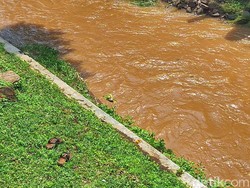 Sandal Jadi Saksi Bisu Aksi Heroik Satpam Agus Selamatkan Remaja
