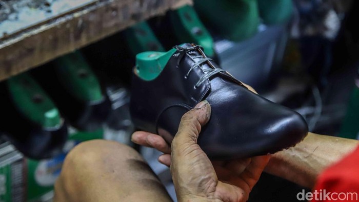 Konflik Timur Tengah Hantam Industri Sepatu Kulit, Harga Bahan Baku Melonjak Industri sepatu kulit skala upaya mikro, kecil, dan menengah (UMKM) mulai merasakan tekanan akibat dampak bentrok di area Timur Tengah. Kenaikan nilai bahan baku nan dipicu gejolak dunia tersebut memaksa para pelaku upaya melakukan beragam penyesuaian agar tetap bertahan.