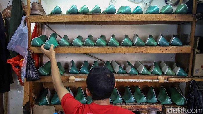 Konflik Timur Tengah Hantam Industri Sepatu Kulit, Harga Bahan Baku Melonjak Industri sepatu kulit skala upaya mikro, kecil, dan menengah (UMKM) mulai merasakan tekanan akibat dampak bentrok di area Timur Tengah. Kenaikan nilai bahan baku nan dipicu gejolak dunia tersebut memaksa para pelaku upaya melakukan beragam penyesuaian agar tetap bertahan.