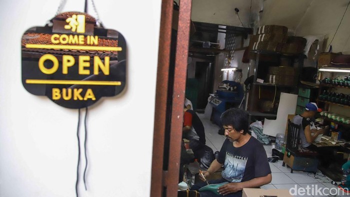 Konflik Timur Tengah Hantam Industri Sepatu Kulit, Harga Bahan Baku Melonjak Industri sepatu kulit skala upaya mikro, kecil, dan menengah (UMKM) mulai merasakan tekanan akibat dampak bentrok di area Timur Tengah. Kenaikan nilai bahan baku nan dipicu gejolak dunia tersebut memaksa para pelaku upaya melakukan beragam penyesuaian agar tetap bertahan.