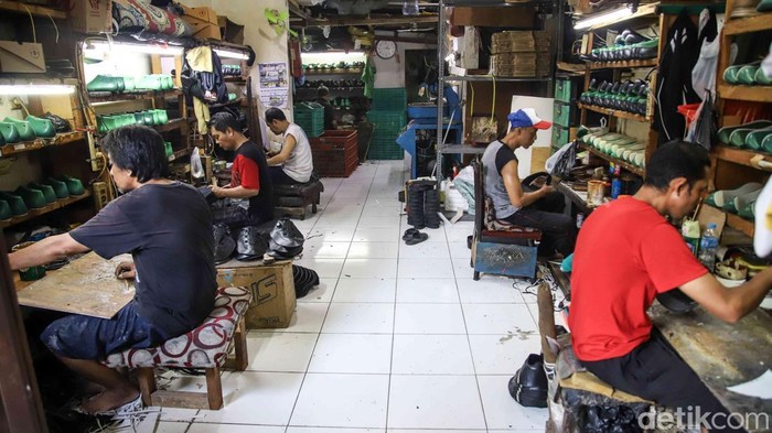 Konflik Timur Tengah Hantam Industri Sepatu Kulit, Harga Bahan Baku Melonjak Industri sepatu kulit skala upaya mikro, kecil, dan menengah (UMKM) mulai merasakan tekanan akibat dampak bentrok di area Timur Tengah. Kenaikan nilai bahan baku nan dipicu gejolak dunia tersebut memaksa para pelaku upaya melakukan beragam penyesuaian agar tetap bertahan.