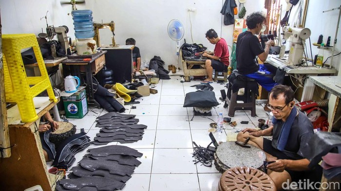 Industri sepatu kulit skala upaya mikro, kecil, dan menengah (UMKM) mulai merasakan tekanan akibat dampak bentrok di area Timur Tengah. Kenaikan nilai bahan baku nan dipicu gejolak dunia tersebut memaksa para pelaku upaya melakukan beragam penyesuaian agar tetap bertahan.