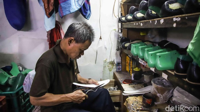 Konflik Timur Tengah Hantam Industri Sepatu Kulit, Harga Bahan Baku Melonjak Industri sepatu kulit skala upaya mikro, kecil, dan menengah (UMKM) mulai merasakan tekanan akibat dampak bentrok di area Timur Tengah. Kenaikan nilai bahan baku nan dipicu gejolak dunia tersebut memaksa para pelaku upaya melakukan beragam penyesuaian agar tetap bertahan.