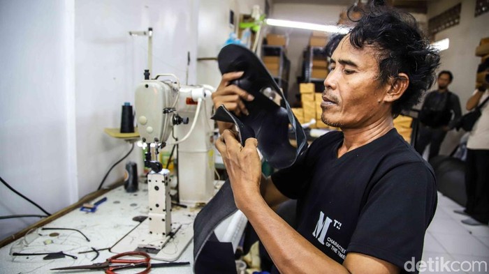 Konflik Timur Tengah Hantam Industri Sepatu Kulit, Harga Bahan Baku Melonjak Industri sepatu kulit skala upaya mikro, kecil, dan menengah (UMKM) mulai merasakan tekanan akibat dampak bentrok di area Timur Tengah. Kenaikan nilai bahan baku nan dipicu gejolak dunia tersebut memaksa para pelaku upaya melakukan beragam penyesuaian agar tetap bertahan.